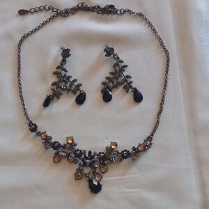 Fashion Jewelry Black and Gold Necklace with Ornate Design